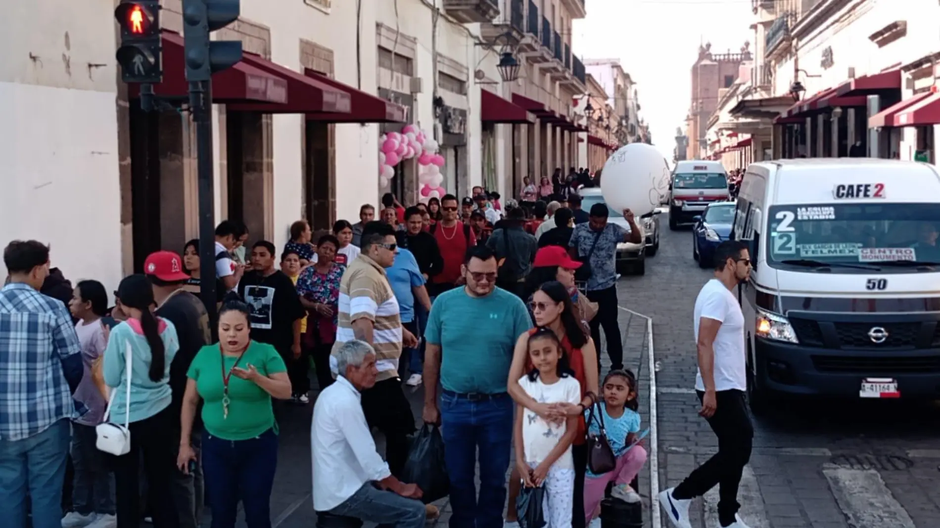 Personas en el Centro Histórico de Morelia